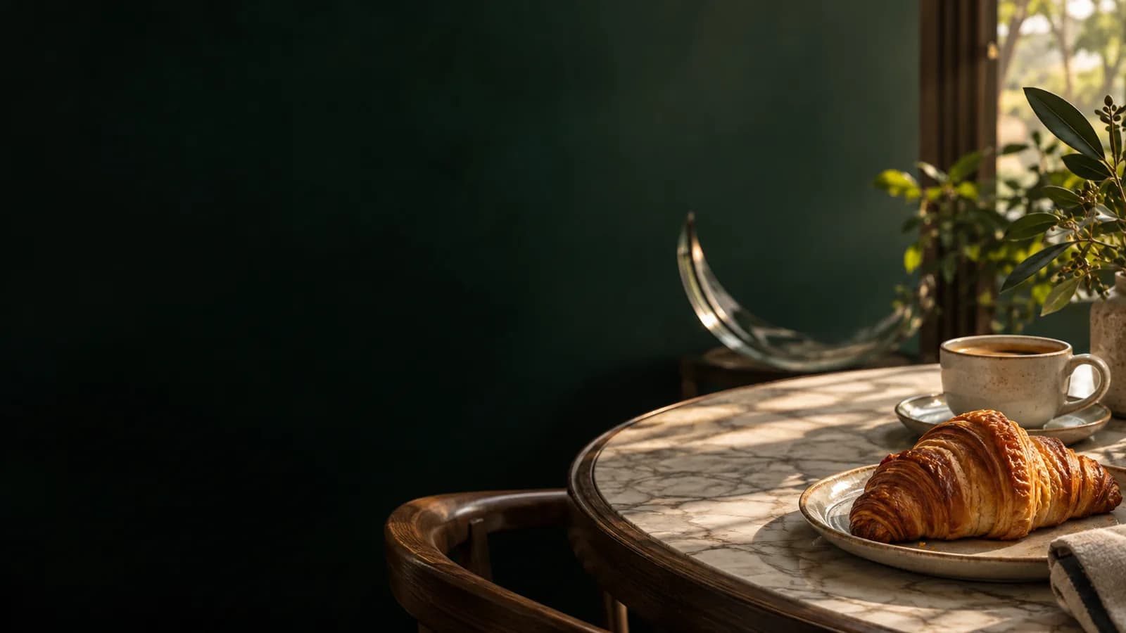 Kahve, kruvasan ve mermer masa ile sıcak bir kafe atmosferi; temsili görsel.